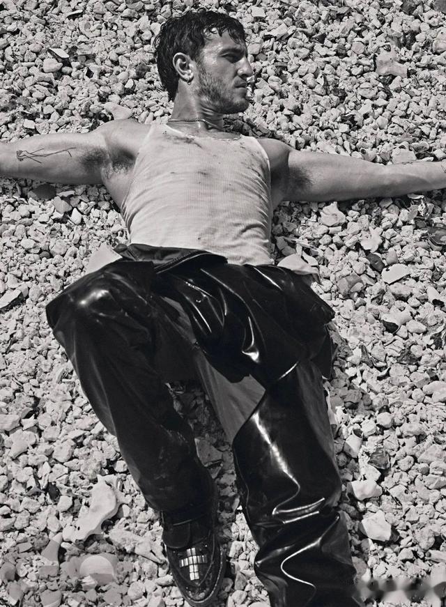 新“角斗士”保罗·麦斯卡《GQ》写真大片,校园男神变身肌肉糙汉