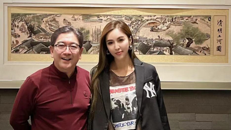 水均益在加拿大与富婆合影，发福大肚腩抢镜，女方身材火辣颜值高