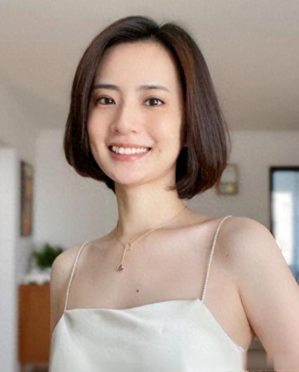 今年火了一种发型，叫“遮耳不遮额”，意外的洋气好看，还显年轻