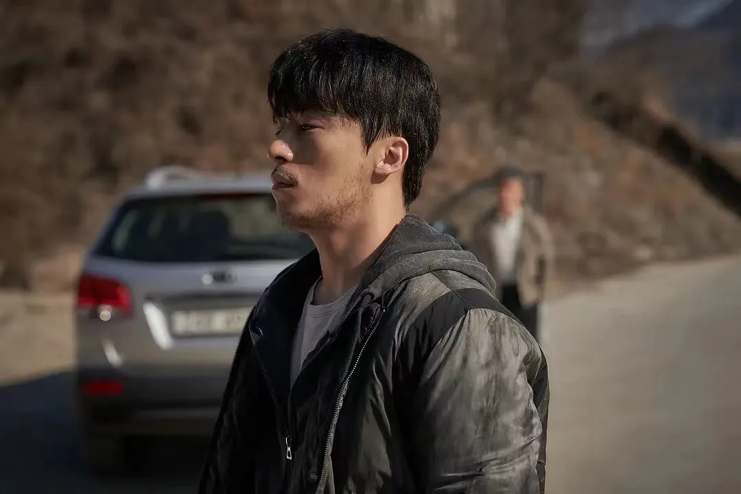 Netflix《寄生兽：灰色部队》本土化改编、人物与寄生讽刺