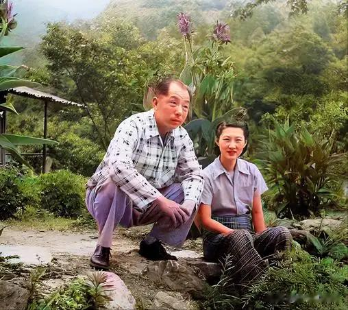 幽禁期间，张学良和夫人赵一荻罕见留影，可以看出他们的真实颜值