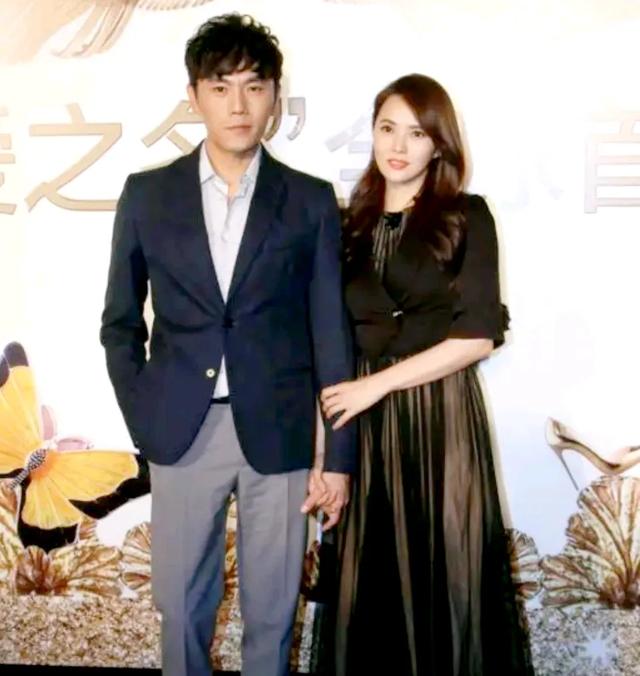 53岁朱茵和58岁吴君如一夜间就老了,56岁伊能静却依然美得很坚挺