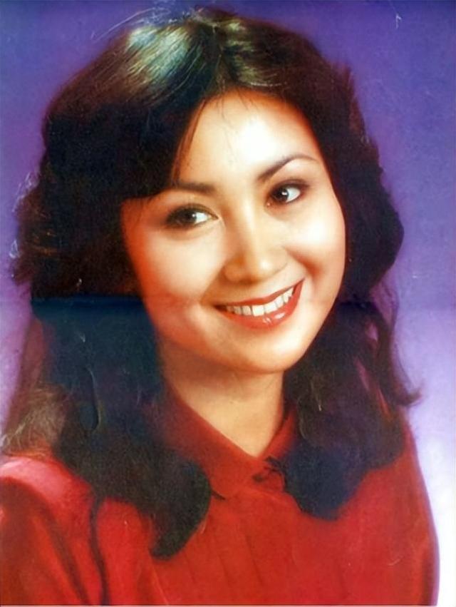 79年邓小平登黄山偶遇摄制组,欣然与女星合影,事实证明此举高明