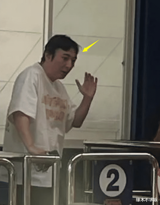 豪横!王思聪日本开千万豪车,带3美女坐过山车,各个人美身材好!