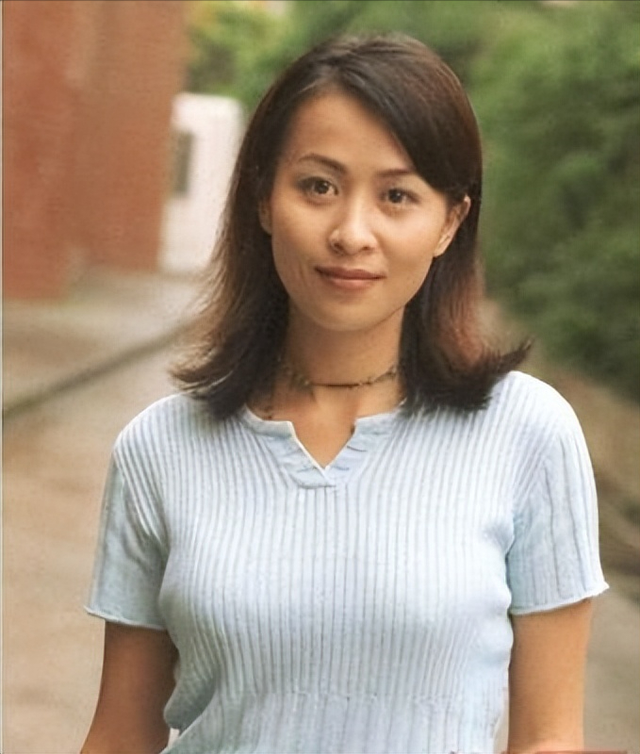 那英躲在泰国不敢回国，疑卖豪宅要出国定居，她已经付出了代价