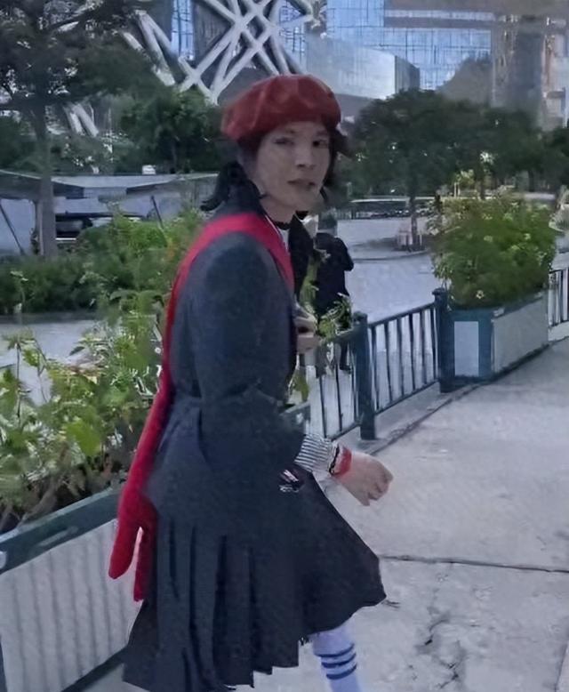 向佐过分了，从灵隐寺回来在上海街头男扮女装被保安驱赶有伤风化