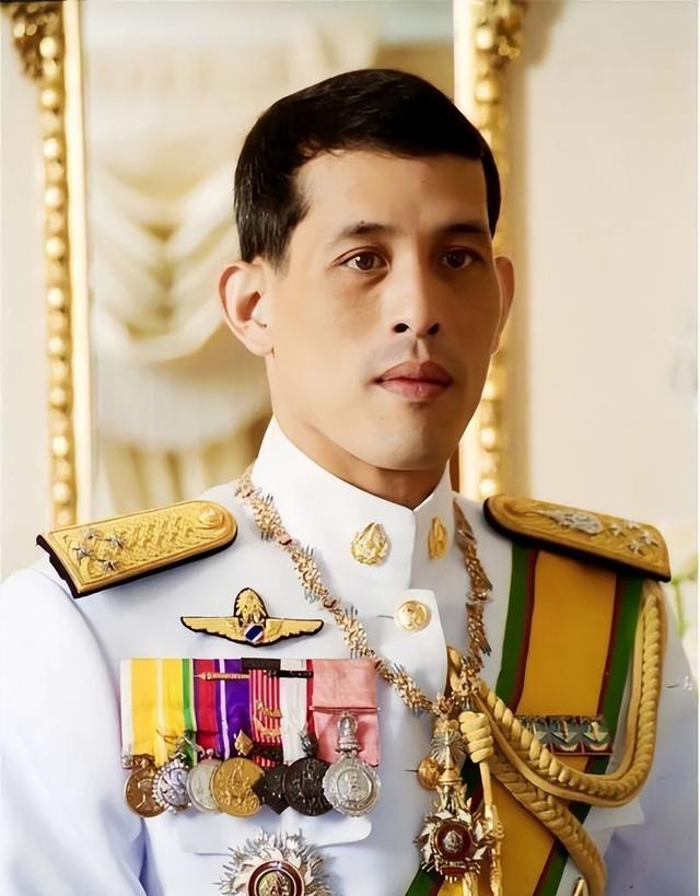 诗妮娜真怀孕去了?出宫前多张“孕照”被挖,公务时泰王全程盯梢