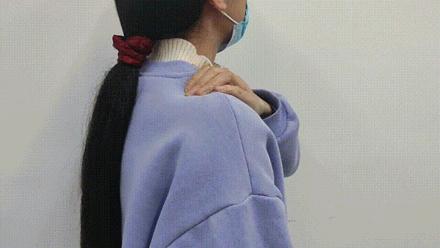 肩上有个“黄金三角区”，每天刮2分钟，舒筋活络，肩颈舒展！