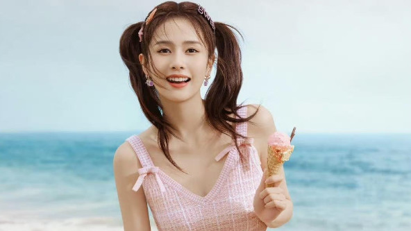 白鹿的“度假”风穿搭火了，全身粉嘟嘟，网友：好像芭比娃娃啊！