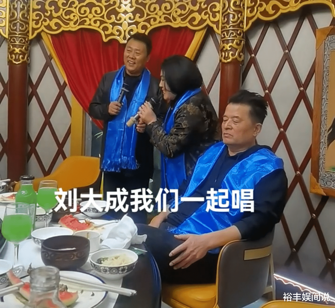 毕福剑与《星光大道》歌手聚会！现场不断抖腿，不喝酒改喝果汁