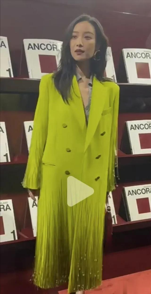 看到倪妮的现场生图中脸上的法令纹也很明显后,也就不容貌焦虑了