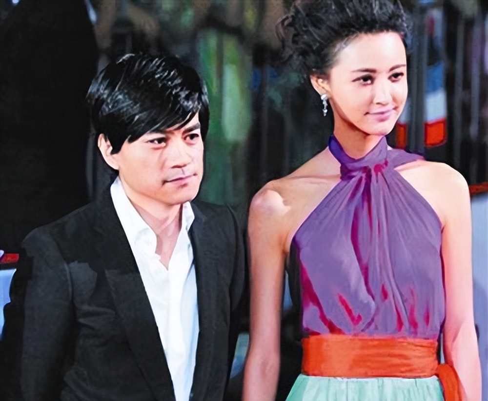 袁弘张歆艺办party庆祝结婚8周年,两人甜蜜拥吻,华晨宇低调现身