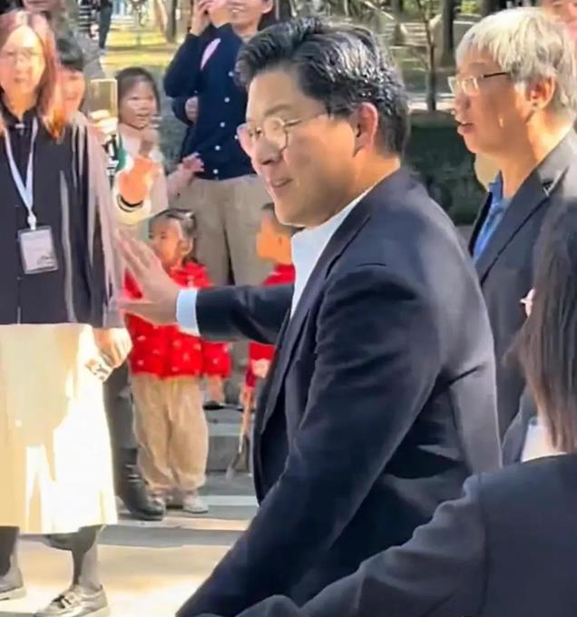 霍家现身南沙,郭晶晶走在霍震霆身后,霍启刚和霍启山让出C位