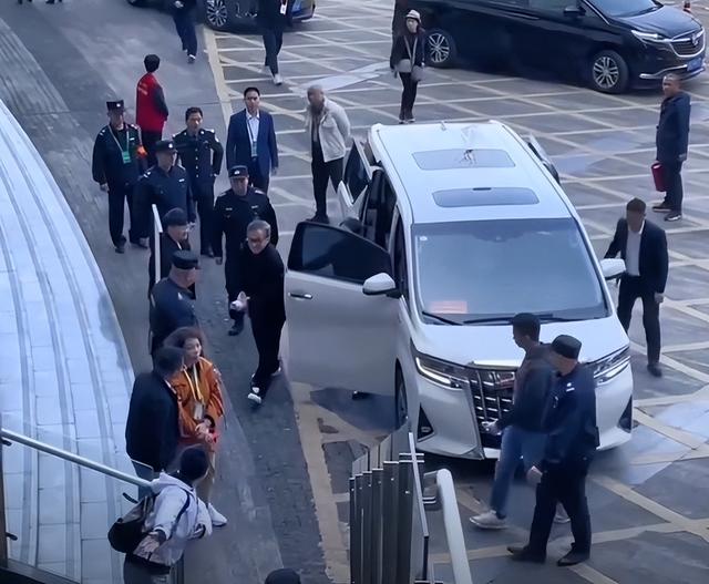 70岁成龙现身参加活动,头发花白尽显老态,大家的偶像确实老了