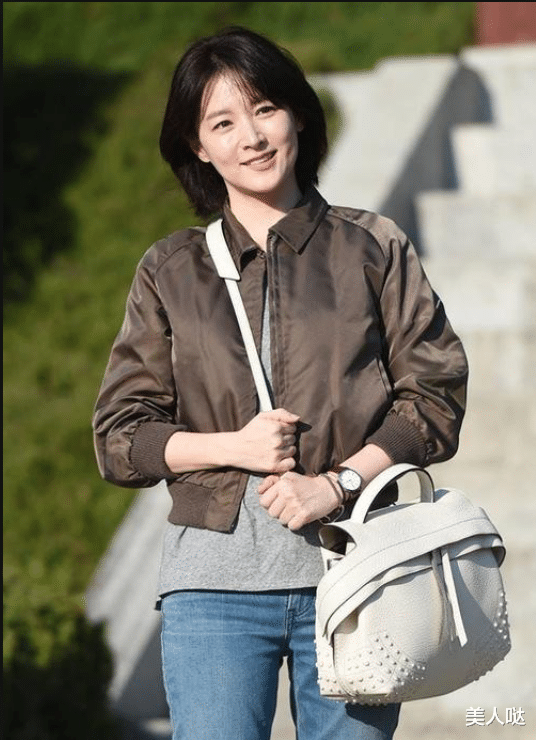 ?李英爱换新发型大变样！穿短夹克配牛仔裤又美又酷，53岁嫩出新高度