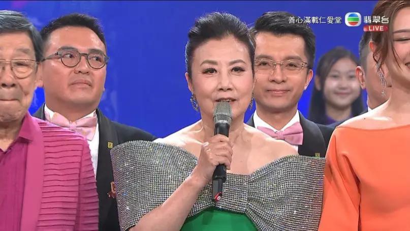 77岁镇台之宝主持出现失误，曾被指阻碍后辈上位，精神状态惹人忧心