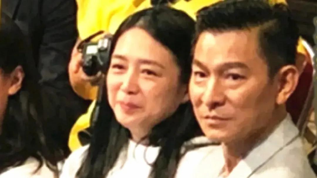 刘德华私密爱称泄露，一个字好甜！58岁朱丽蒨和12岁女儿现身个唱