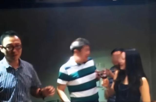 15年武大清纯校花,33天骗富豪274万四套房产,逃美国被跨国追捕