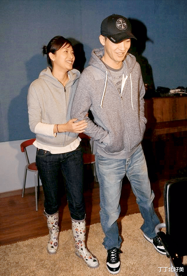 49岁徐静蕾罕见与男友同框,都穿卫衣+牛仔裤,同岁的他像小年轻