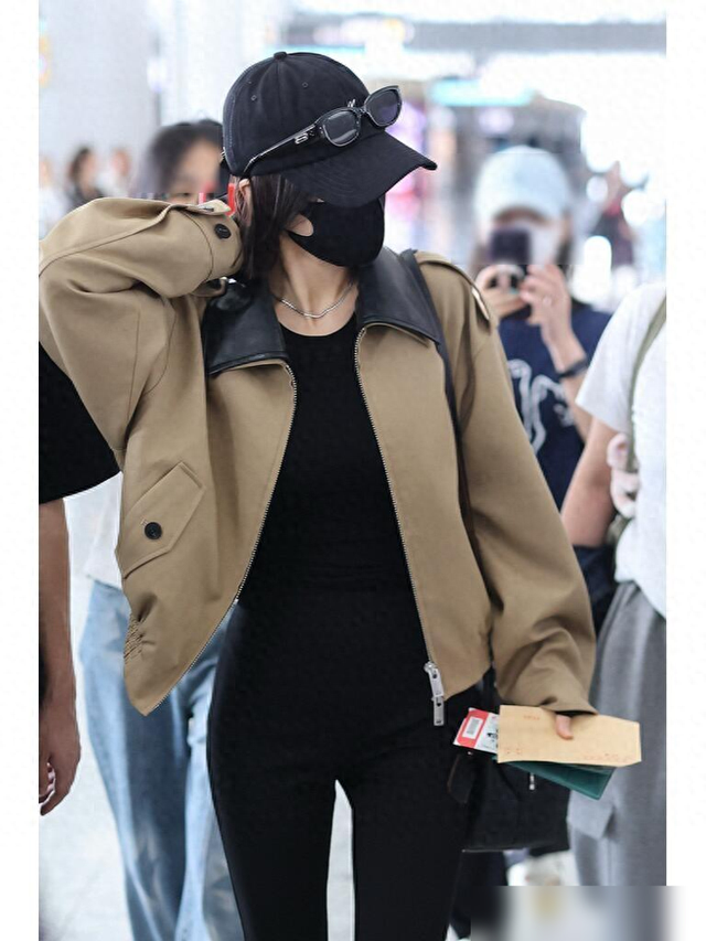 秦岚又成功穿出了170既视感,短外套+内搭一身黑,简约是真的高级