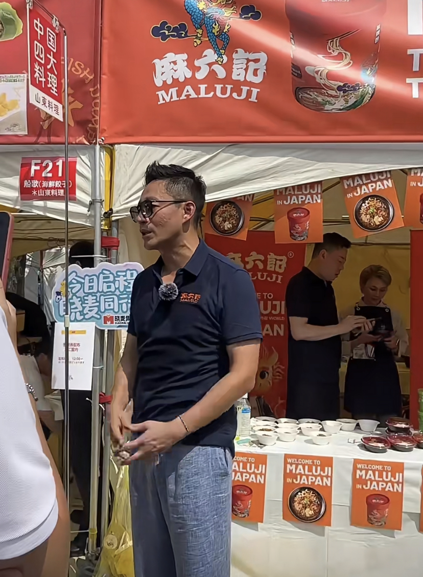 汪小菲现身日本宣传产品，路人生图引热议，皮肤真实状态曝光