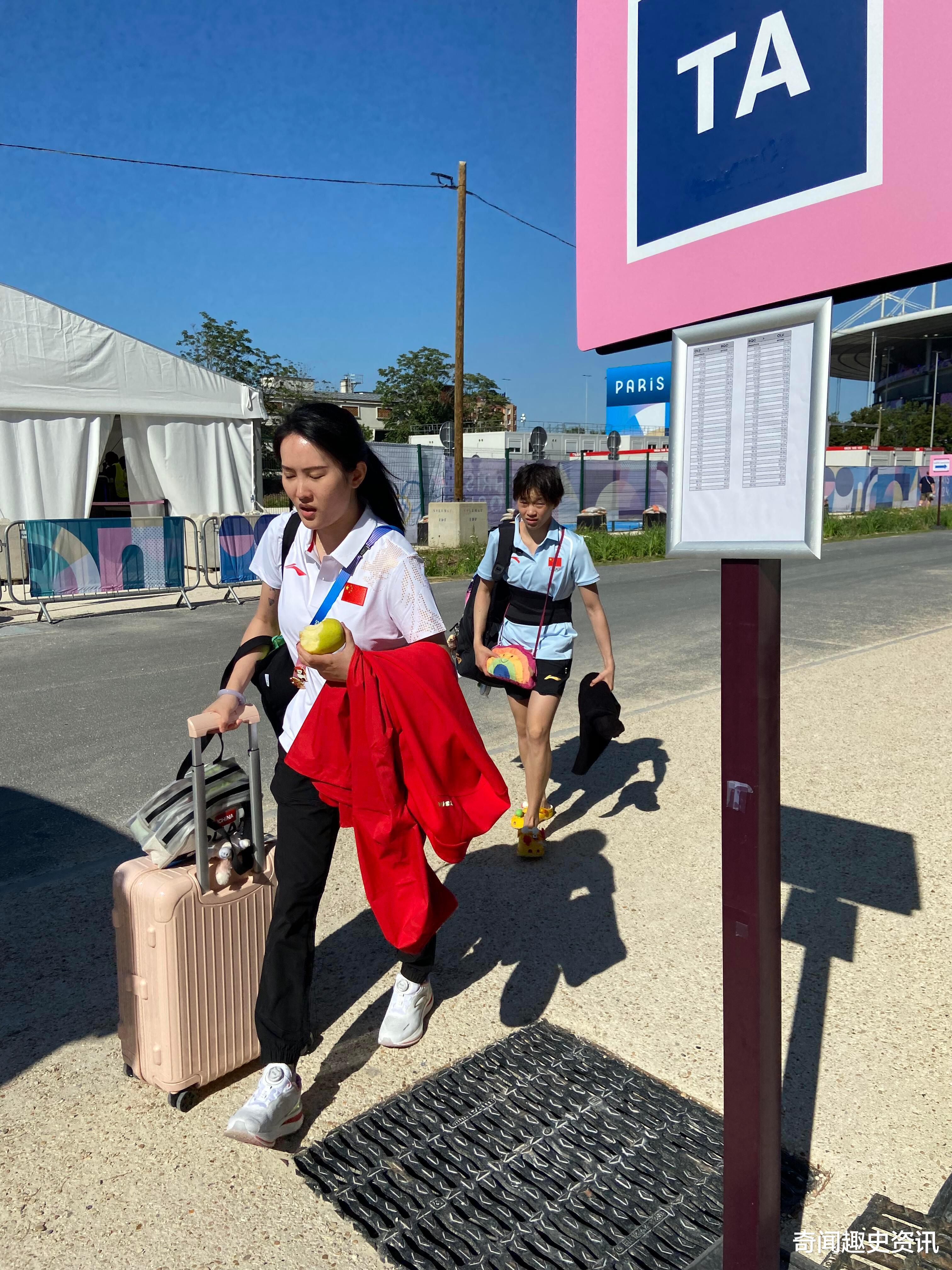 网友偶遇全红婵和陈若琳,陈教包里还塞着全红婵的龟龟