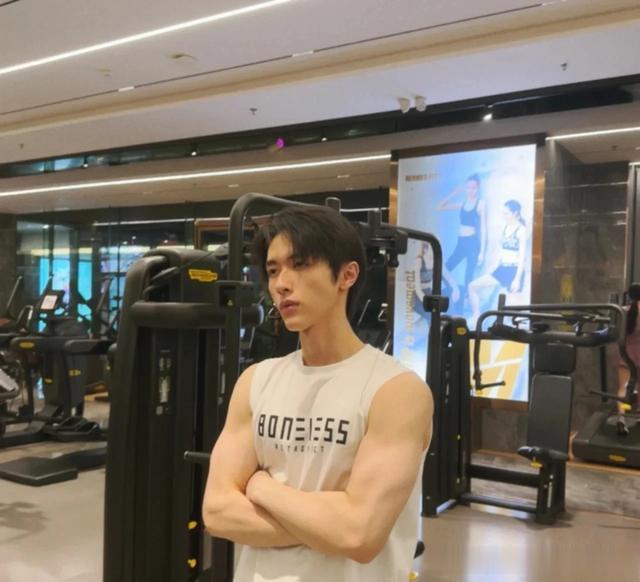 张逸杰新晋男演员,身上散发青春活力满满的气息,自带贵族气质。