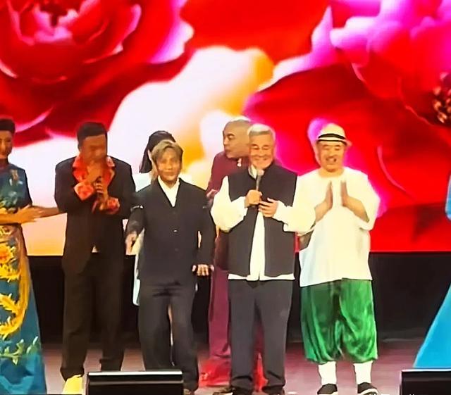 赵本山纽约演出调侃总统，票价高达万元，现场突发意外，画面流出