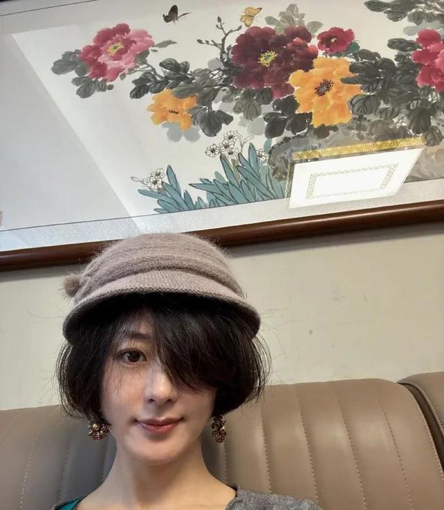 赵丽颖回老家过新年，她头发又剪短了，戴着奶奶帽子自拍好可爱