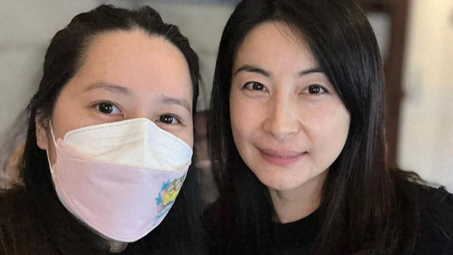 郭晶晶为女儿同学过生日，打扮朴素现身高级会所，素颜与家长合照