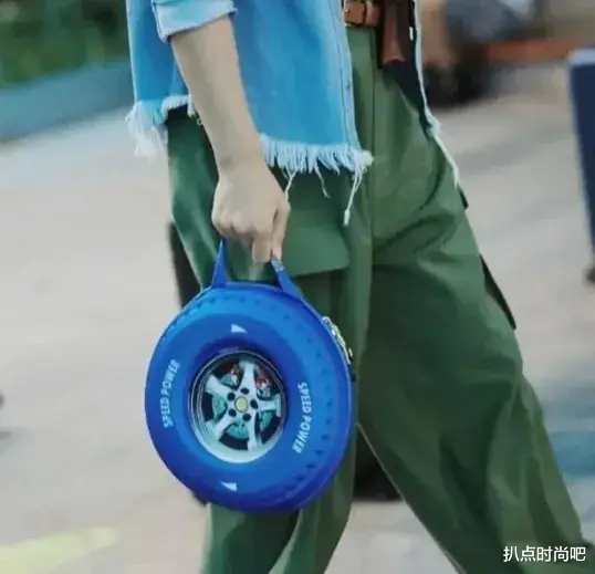 刘涛夫妇罕见合体走机场，穿连体裤单手插兜太有巨星气场