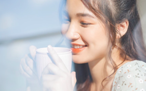 恋爱10年，他能为了他白月光的妹妹，将我抛在山路中间，再见面，我和其他男人拥吻，他竟说我不要脸……