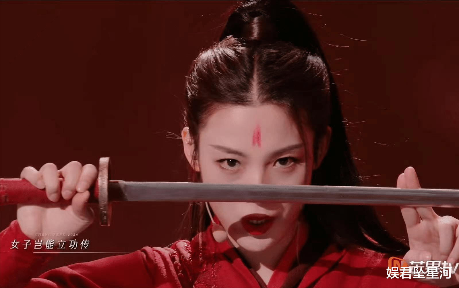 春晚|春晚大放异彩的她，《浪姐5》红衣舞剑杀伤力太强，又迷倒不少女观众