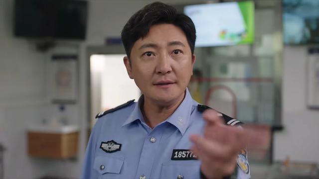 当“馒头脸”混进公安剧，撞上天然脸演员，简直是降维打击