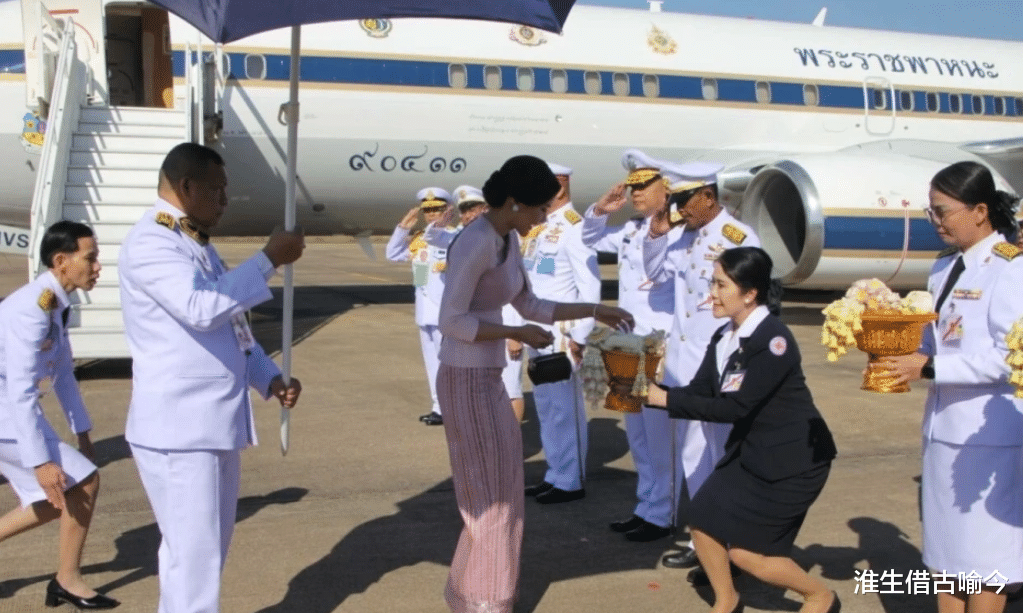 72岁泰王给玉佛换衣体力不支，苏提达全程陪伴，不惧两位后宫新人