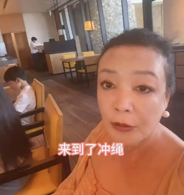 小玥儿在日本旅游，用平板偷看母亲照片，从头到尾只有一套衣服