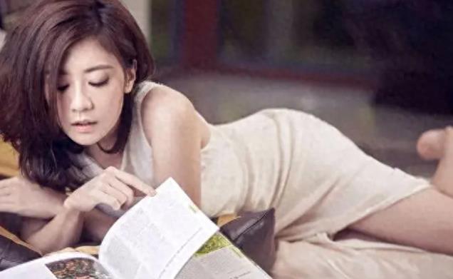 贾静雯又矮又龅牙算不算大美女?看看她和高圆圆的合照你就有答案