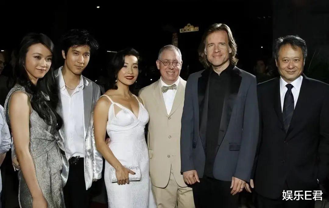 周冬雨“小狗眼”素颜照海外爆红， 韩国网友：心脏都要跳出来了