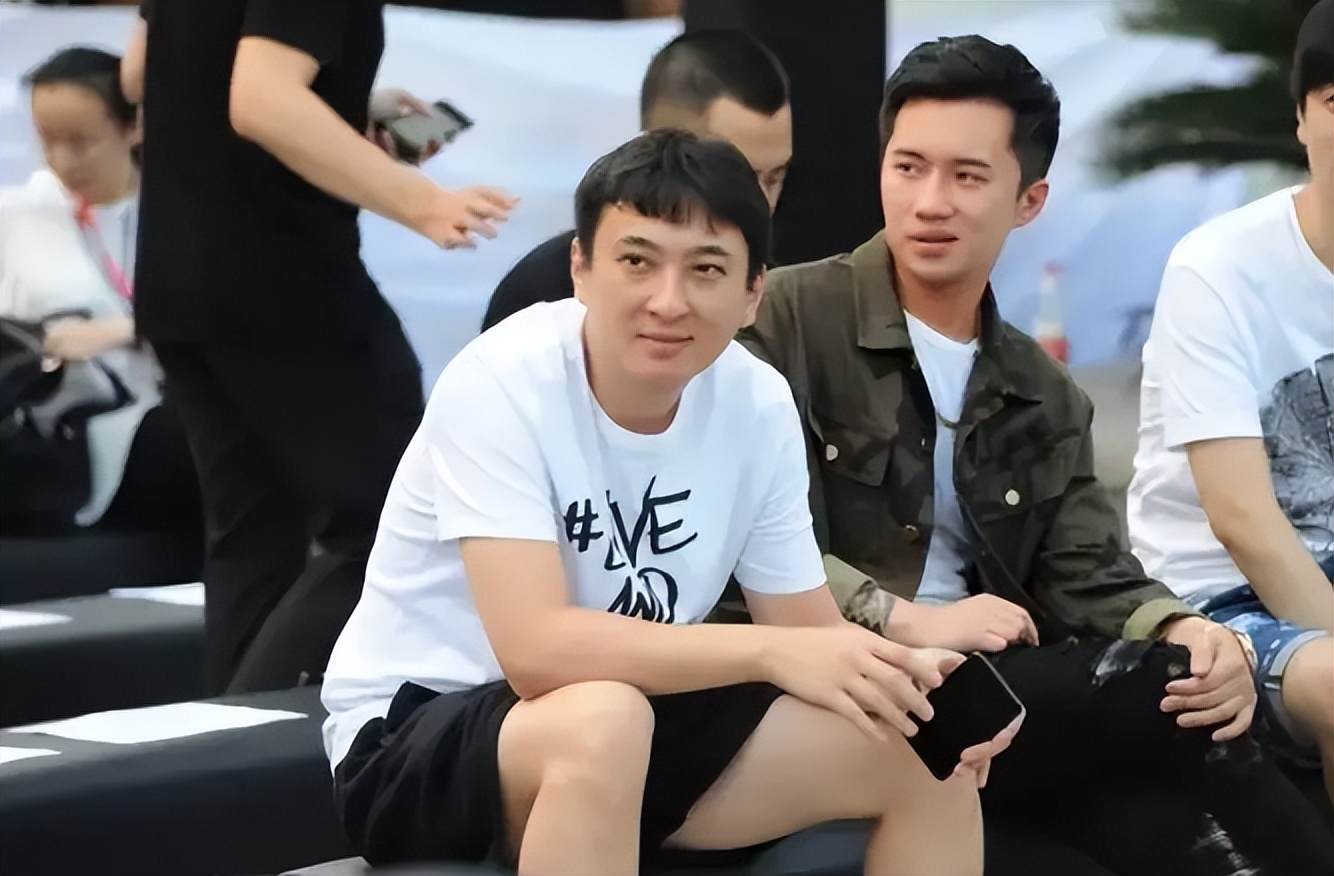 王思聪21岁新女友回国后首发声,隔空示爱显卑微!两人亲密照曝光