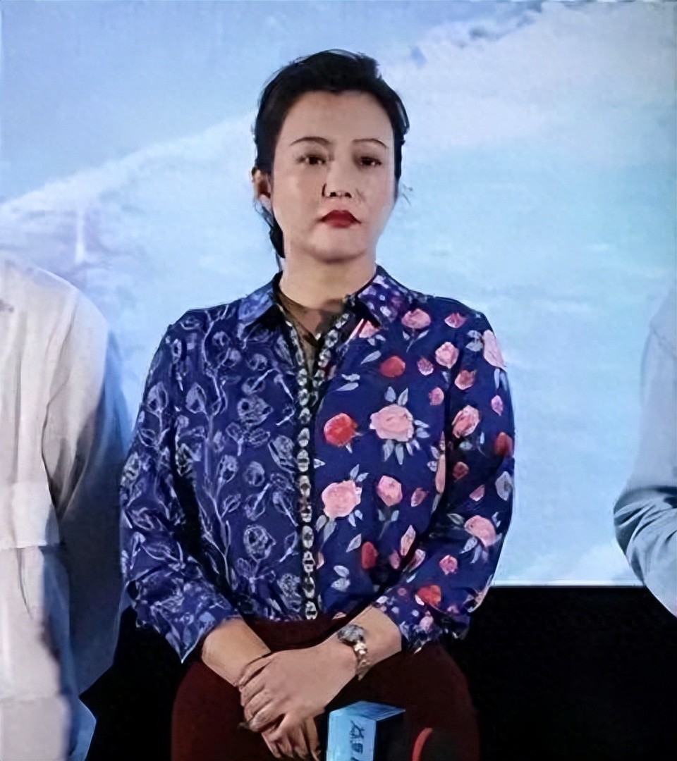 46岁郝蕾出席电影活动，穿花衬衫丰腴圆润，复胖后的身材也很美