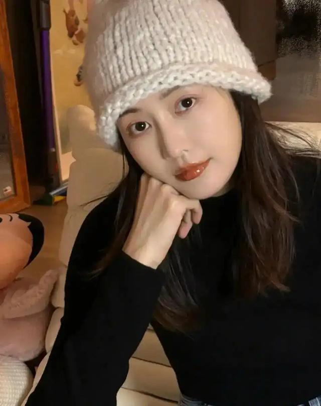 王鸥发了张照片单手托着下巴,长头发披着很漂亮