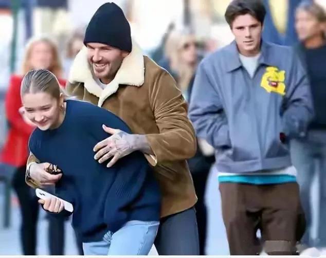 贝克汉姆拥抱女儿哈珀看球赛，两人一起大笑，父女情深暖人心