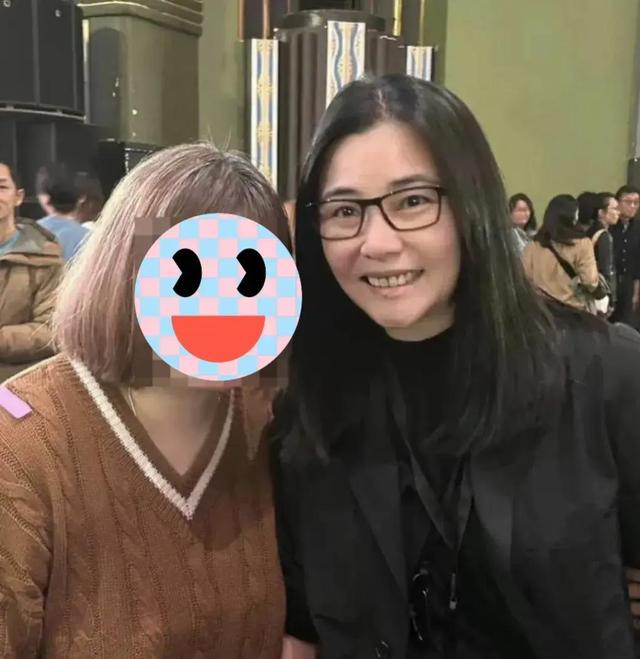 蒙嘉慧跟老公从日本返港，虎背熊腰、有双下巴，被网友吐槽像大妈