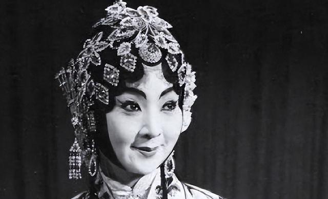 吃里爬外,永不回国?她带领30名演员选择留美,年过花甲归来