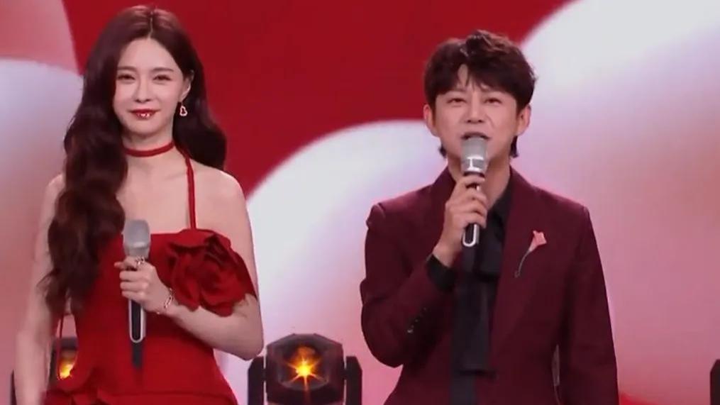 元宵晚会好热闹！何炅状态回归，哪吒上台不洗手，湖南台假唱穿帮