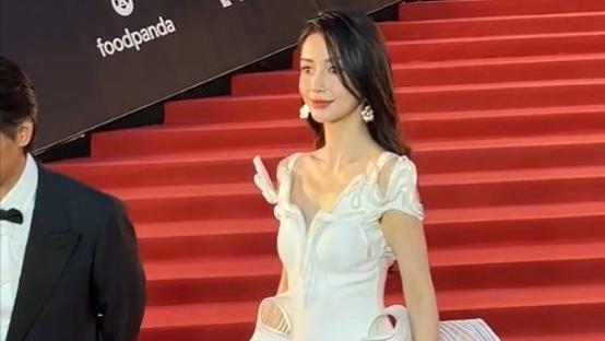 香港这一夜，杨颖红毯上抢风头，48岁不医美的林熙蕾却秒杀众星