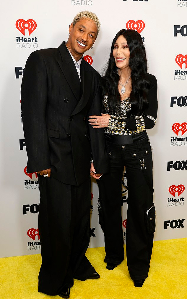 77岁雪儿和38岁小男友在颁奖礼上亲吻！把人甜到了，雪儿确实很嫩