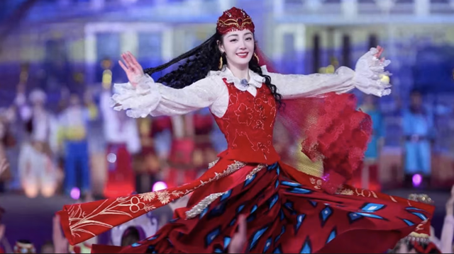 迪丽热巴|迪丽热巴春晚演出摔到骨裂 微笑带伤完成舞蹈！