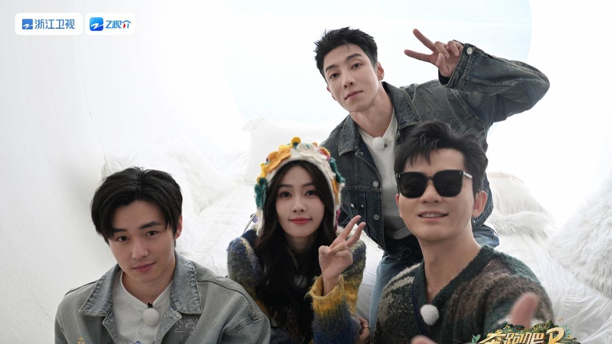 《奔跑吧》收官合照，李晨C位白鹿站位变化，是否取代杨颖很明显