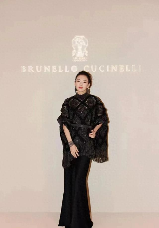 章子怡亮相上海大秀美的太突出 ！侧脸秒杀，像霸气女王高贵冷艳